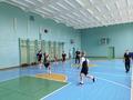 В шестой школьный день в школе прошли соревнования по баскетболу среди учащихся 8 классов