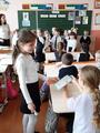 Учащиеся 1 А класса представили свой мини проект. Учащимся, у которых не было фликера, первоклашки подарили светоотражатели, сделанные своими руками